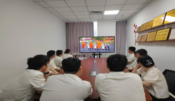 铭刻历史，，，，，勇担责任--凯时人生就是搏公司组织寓目九三阅兵直播